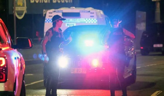 بونڈائی ساحل پر ’باپ اور بیٹے‘ کی فائرنگ سے 15 ہلاکتیں: حملہ آور باپ 1998 میں آسٹریلیا آیا تھا جبکہ بیٹا آسٹریلیا میں ہی پیدا ہوا تھا، وزیرِ داخلہ