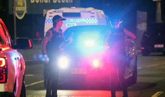 بونڈائی ساحل پر ’باپ اور بیٹے‘ کی فائرنگ سے 15 ہلاکتیں: حملہ آور باپ 1998 میں آسٹریلیا آیا تھا جبکہ بیٹا آسٹریلیا میں ہی پیدا ہوا تھا، وزیرِ داخلہ