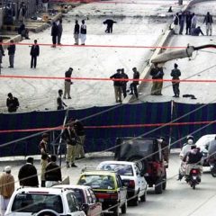 تھانے میں پڑا سر، ادھ جلا شناختی کارڈ اور گرل فرینڈ کو کال: جب مشرف پر حملے میں ملوث شخص فضائیہ کی وردی میں فرار ہو گیا