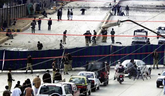 تھانے میں پڑا سر، ادھ جلا شناختی کارڈ اور گرل فرینڈ کو کال: جب مشرف پر حملے میں ملوث شخص فضائیہ کی وردی میں فرار ہو گیا