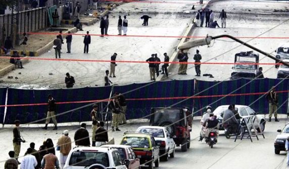 تھانے میں پڑا سر، ادھ جلا شناختی کارڈ اور گرل فرینڈ کو کال: جب مشرف پر حملے میں ملوث شخص فضائیہ کی وردی میں فرار ہو گیا