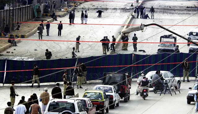 تھانے میں پڑا سر، ادھ جلا شناختی کارڈ اور گرل فرینڈ کو کال: جب مشرف پر حملے میں ملوث شخص فضائیہ کی وردی میں فرار ہو گیا