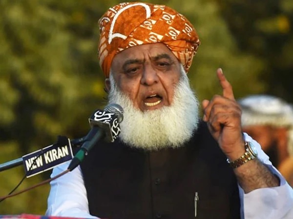 حکومت کا مینڈیٹ جعلی، سوال اٹھاتا ہوں عمران خان گرفتار کیوں ہیں، مولانا فضل الرحمان