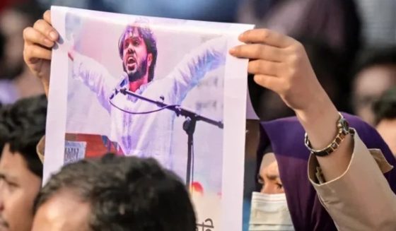 طلبہ رہنما عثمان ہادی کی ہلاکت کے بعد ڈھاکا سمیت متعدد شہروں میں ہنگامے پھوٹ پڑے