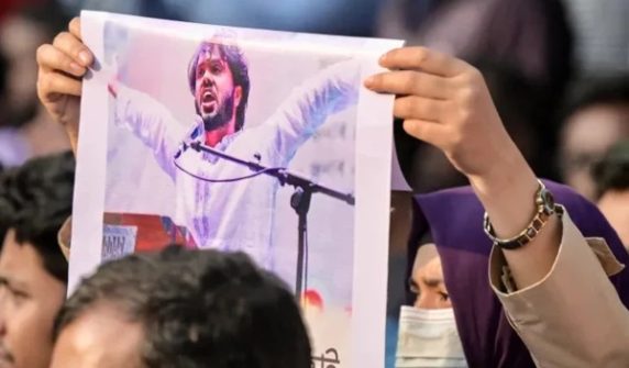 طلبہ رہنما عثمان ہادی کی ہلاکت کے بعد ڈھاکا سمیت متعدد شہروں میں ہنگامے پھوٹ پڑے