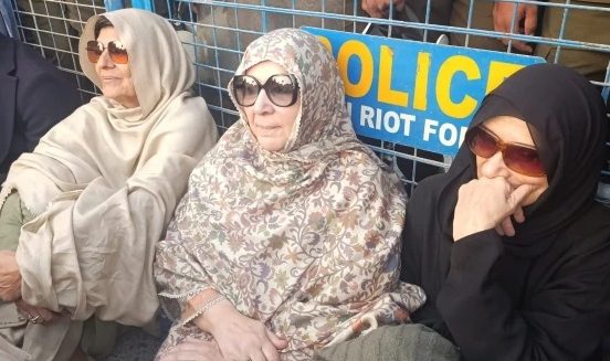 عمران خان سے ملاقات نہ کرانے پر بانی پی ٹی آئی کی بہنوں نے اڈیالہ جیل کے باہر دھرنا دے دیا