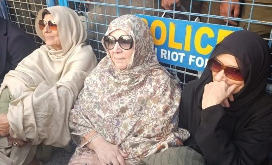 عمران خان سے ملاقات نہ کرانے پر بانی پی ٹی آئی کی بہنوں نے اڈیالہ جیل کے باہر دھرنا دے دیا