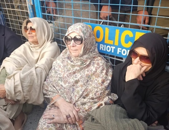 عمران خان سے ملاقات نہ کرانے پر بانی پی ٹی آئی کی بہنوں نے اڈیالہ جیل کے باہر دھرنا دے دیا