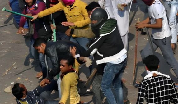 بھارت؛ انتہاپسند ہندوؤں نے ڈنڈے اور لاٹھیاں مار مار کر مسلم مزدور کو قتل کردیا