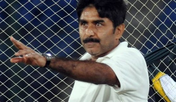 ہاتھ نہیں ملانا تھا تو کھیلنے کیوں آئے؟ جاوید میانداد کی بھارتی کھلاڑیوں پر کڑی تنقید