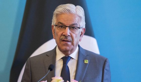 عمران خان اصول پرست نہیں 200 فیصد مفاد پرست شخص ہے، خواجہ آصف