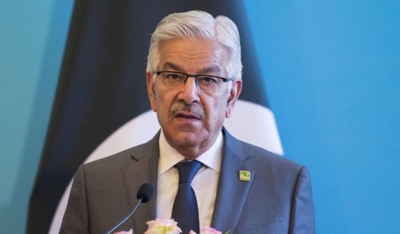 عمران خان اصول پرست نہیں 200 فیصد مفاد پرست شخص ہے، خواجہ آصف