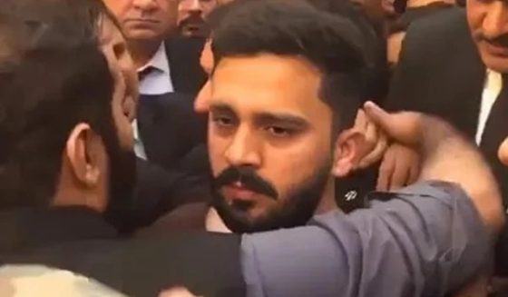 کراچی: یوٹیوبر رجب بٹ پر وکلا کا حملہ، ویڈیوز سوشل میڈیا پر وائرل