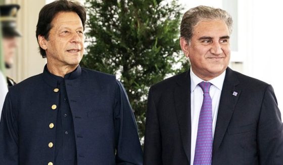 سابق پی ٹی آئی رہنماؤں کا وزیراعظم کو خط، شاہ محمود کو پیرول پر رہا کرنیکا مطالبہ، عمران خان نظرانداز