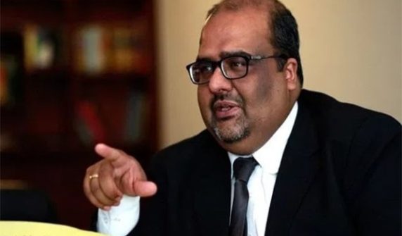 نامعلوم افراد کا شہزاد اکبر پر حملہ، ناک اور جبڑے کی ہڈی ٹوٹ گئی