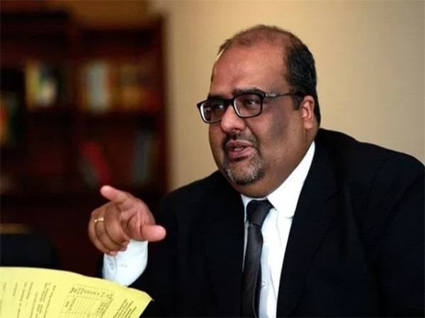 نامعلوم افراد کا شہزاد اکبر پر حملہ، ناک اور جبڑے کی ہڈی ٹوٹ گئی