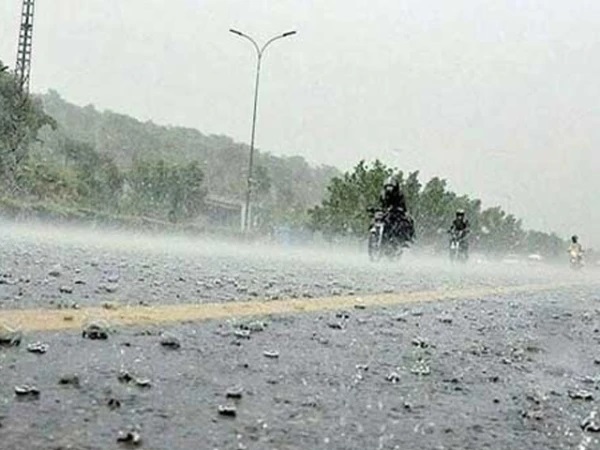 لاہور سمیت پنجاب بھر میں بارش کا سسٹم داخل، بادل کب برسیں گے؟