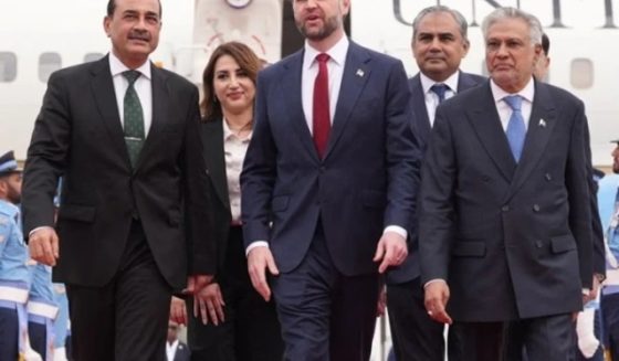 jdvancereceivedbyishaqdarandasimmuneer