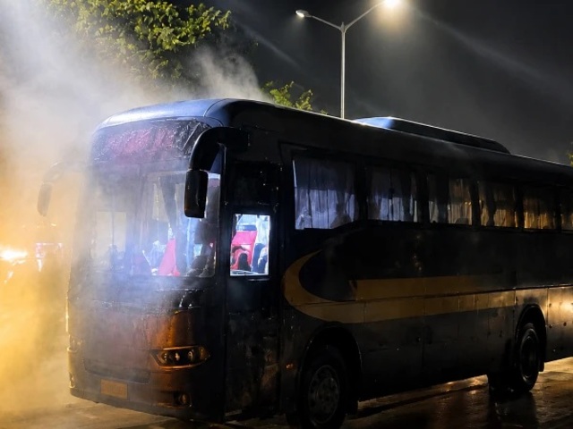 fireingujrattitansbus