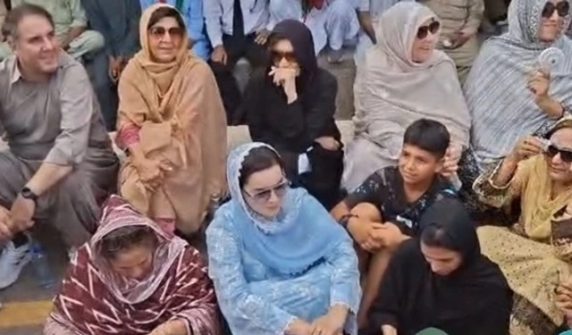 aleema khan protest at adyala jail