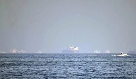 un maritime agency says 400 ships stranded in strat of hurmoz