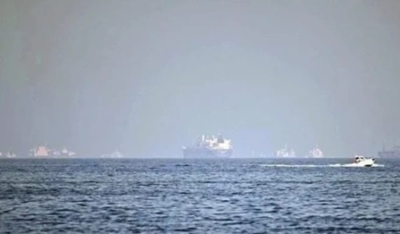 un maritime agency says 400 ships stranded in strat of hurmoz