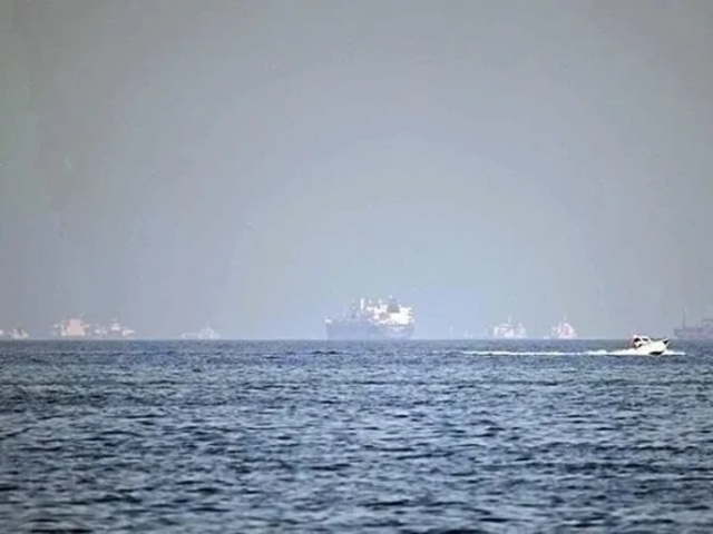 un maritime agency says 400 ships stranded in strat of hurmoz