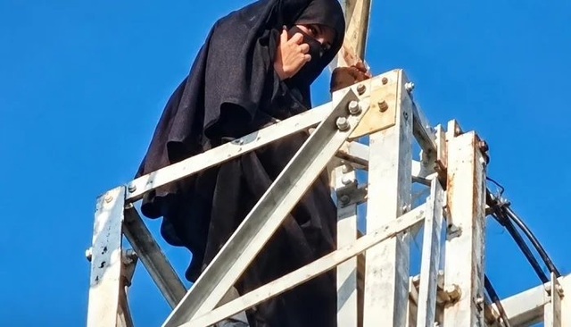 indian girl climb on tower