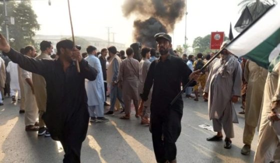 peshawar traders protest against pti long march