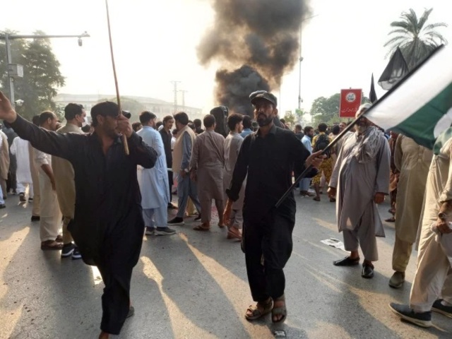 peshawar traders protest against pti long march